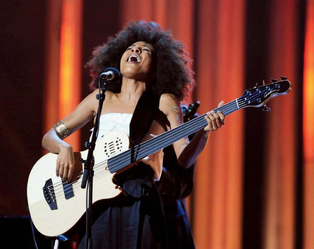 Improviso e espiritualidade marcarão show de Esperanza Spalding no DF