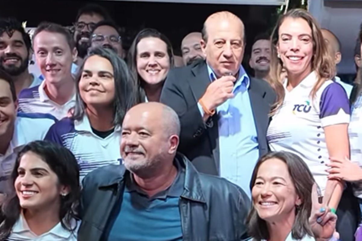 Augusto Nardes ao lado de servidores do TCU durante olimpíadas dos tribunais de contas em Foz do Iguaçu