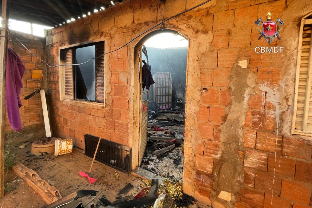 Vídeo: casa fica totalmente destruída por incêndio em Ceilândia