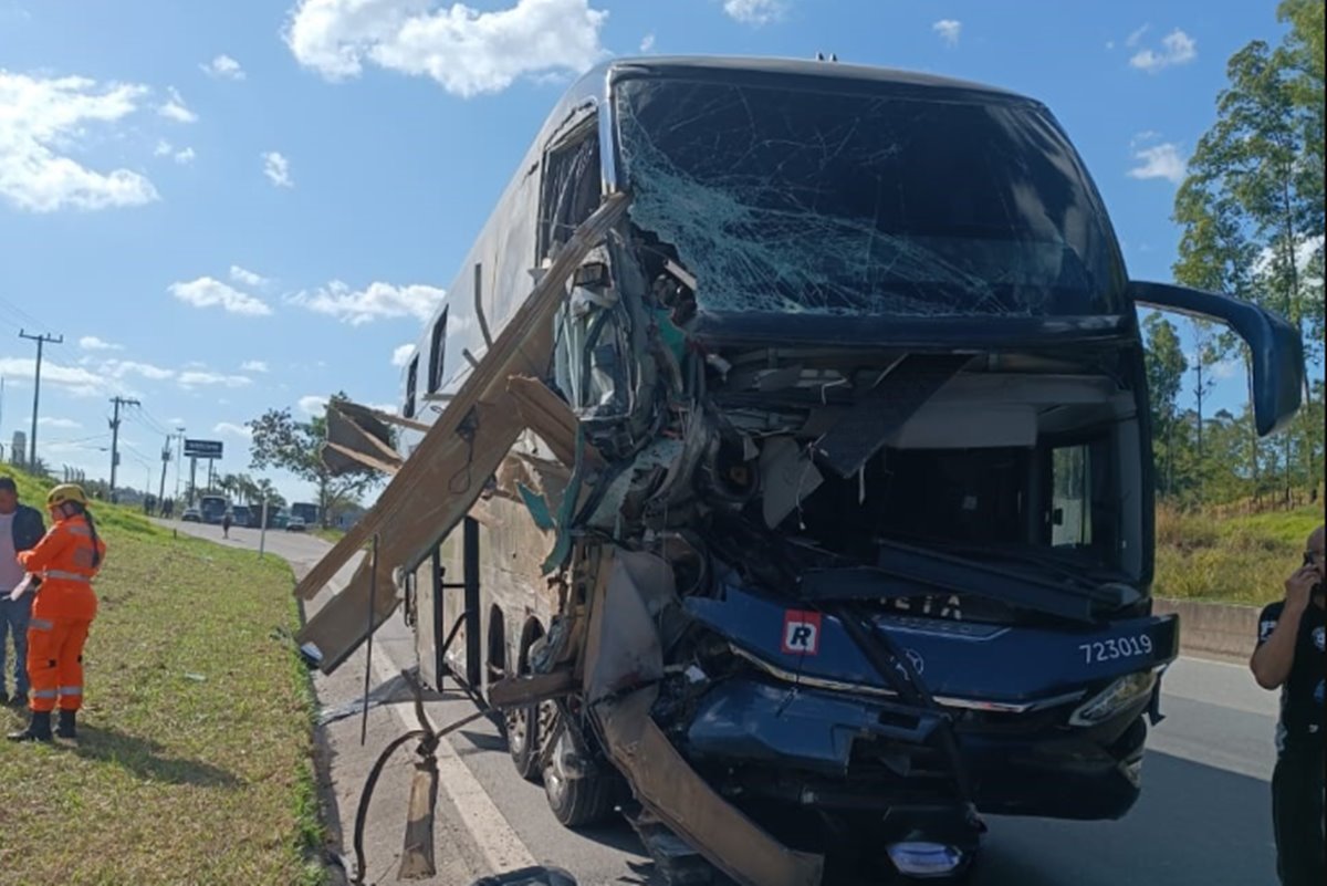 Acidente entre dois ônibus deixa 4 mortos e mais de 30 feridos em MG