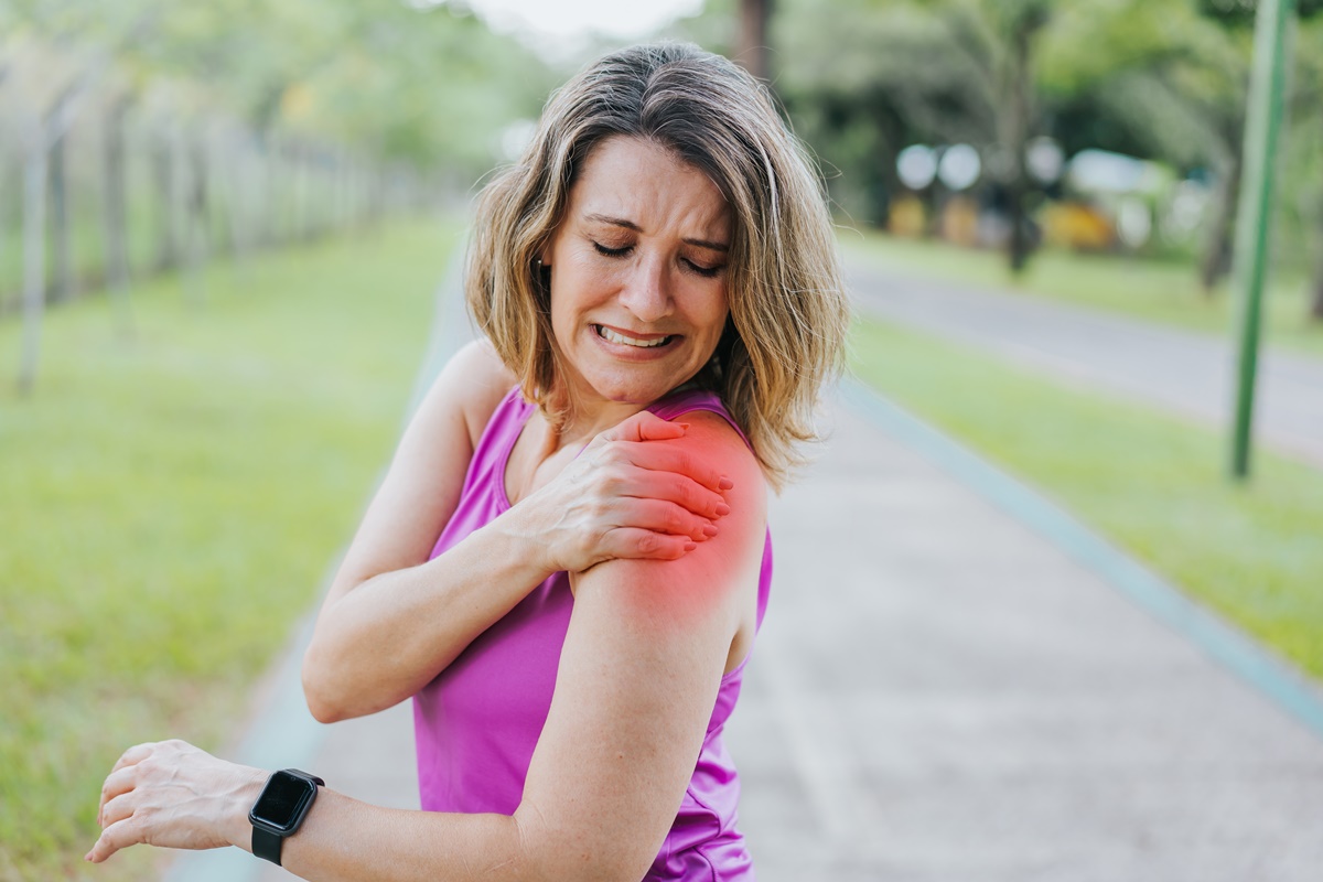 Foto colorida de mulher com ombro inflamado - Inflamação: entenda o que é e por que o termo não deve ser banalizado