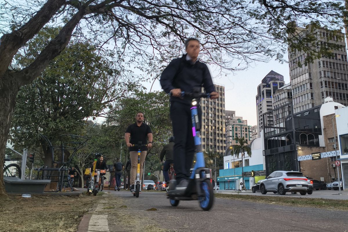 De cachorro no sling a passeio de casal: patinetes viram febre em SP