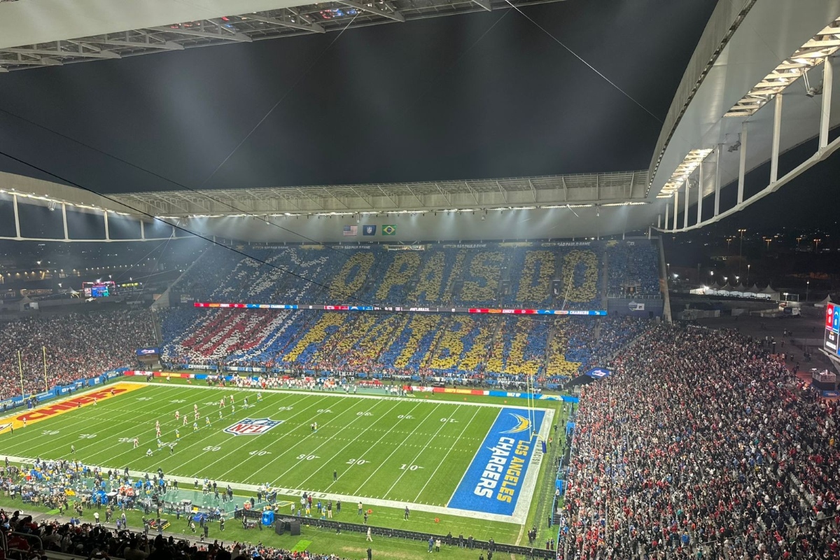 Hino emocionante e gringo fazendo aposta: o pré-jogo da NFL em SP