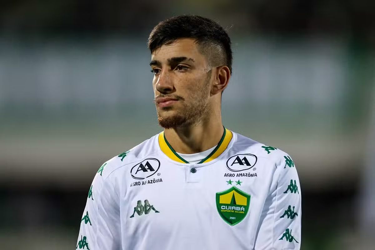 Jogador de futebol com a camisa do Cuiabá