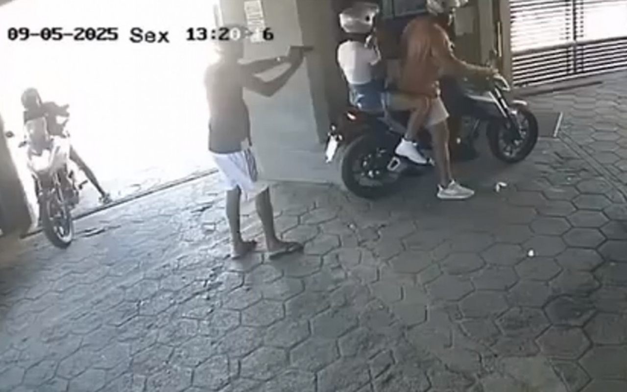 Vídeo: casal vai a motel, sofre assalto, fica a pé e perde a transa