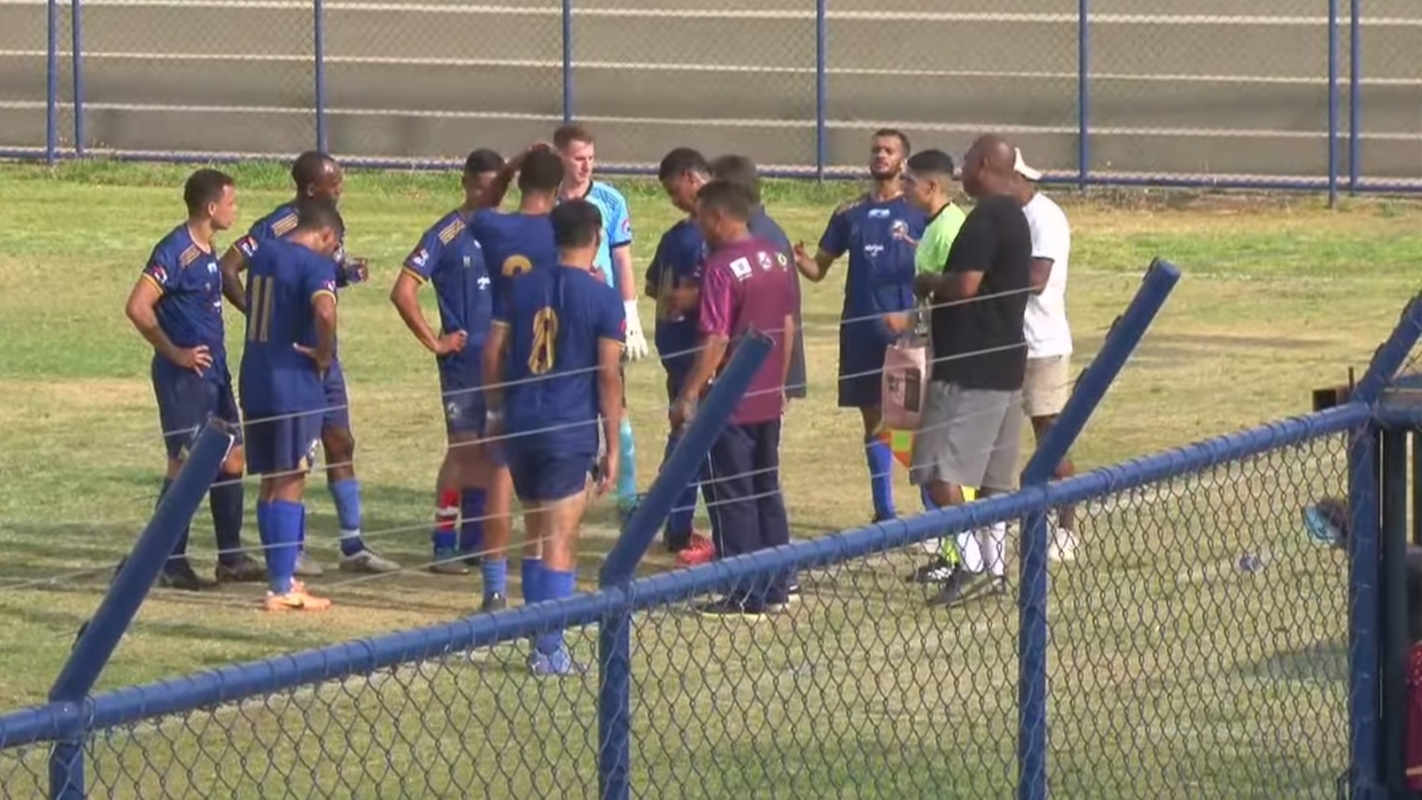 Confusão entre dirigente e jogadores marca jogo da Série B do DF