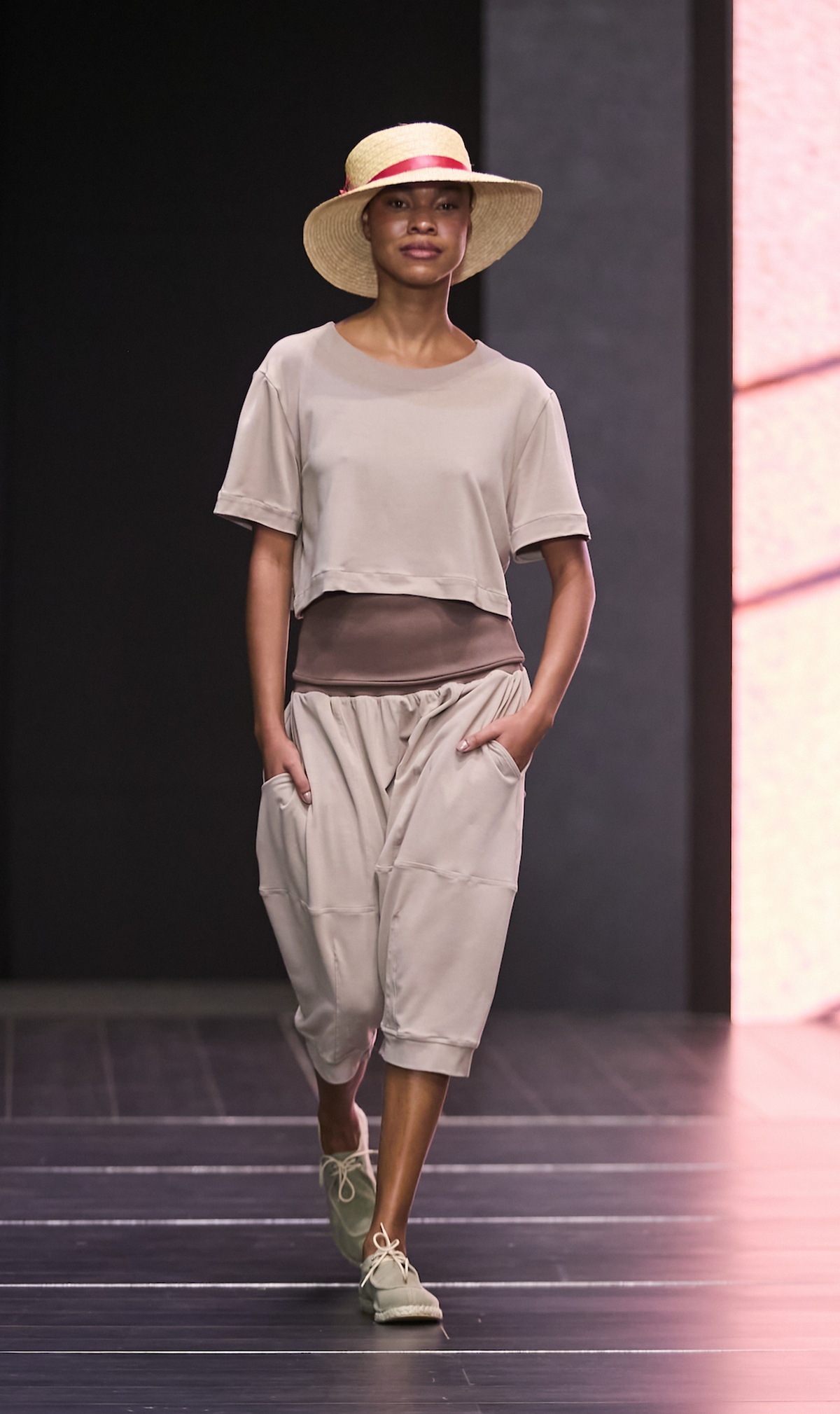 Calçado com repelente contra insetos é apresentado por Virginia Barros no interfashion - pedro