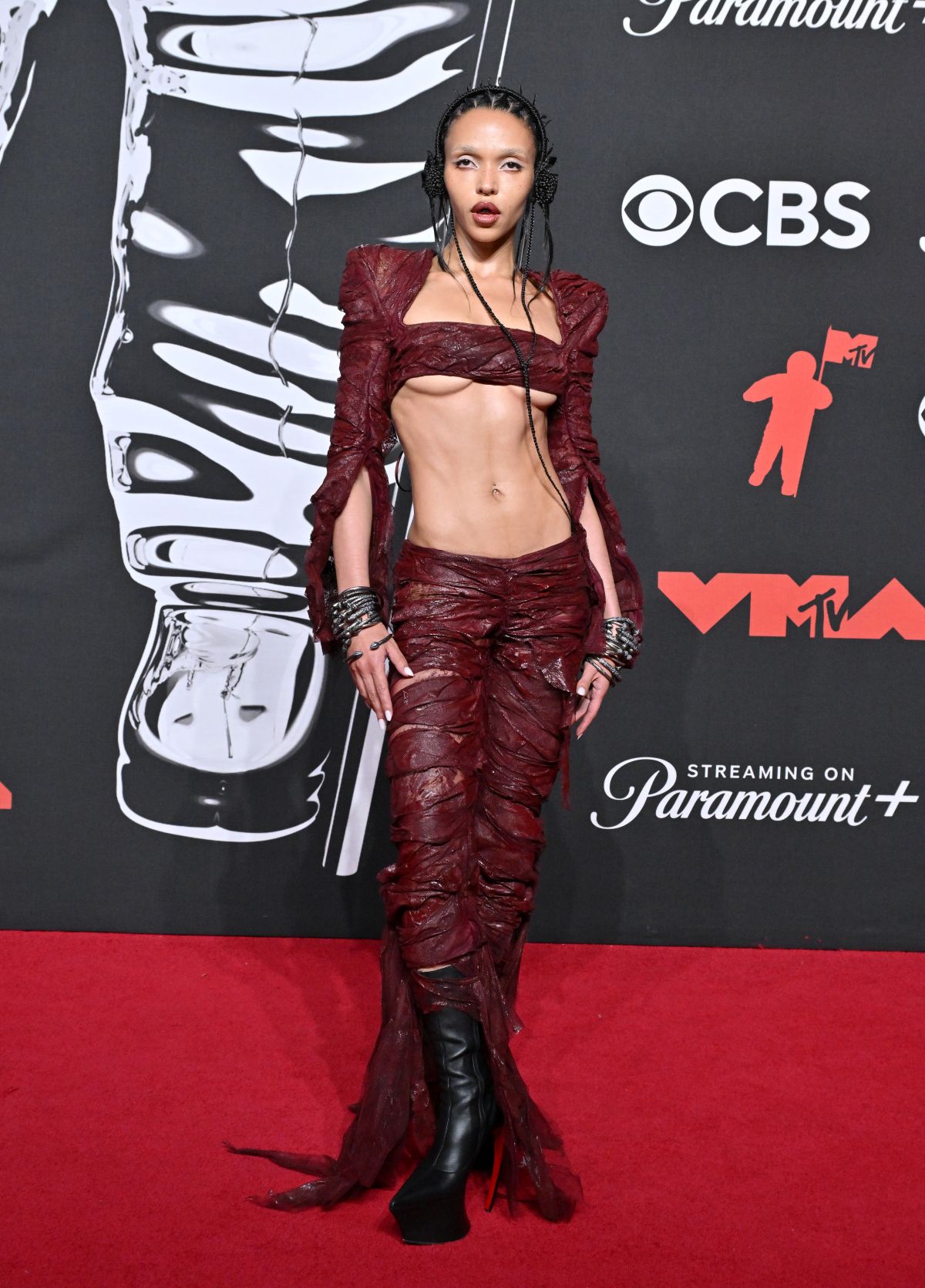 FKA Twigs no tapete vermelho do Video Music Awards (VMA) 2025 - Metrópoles