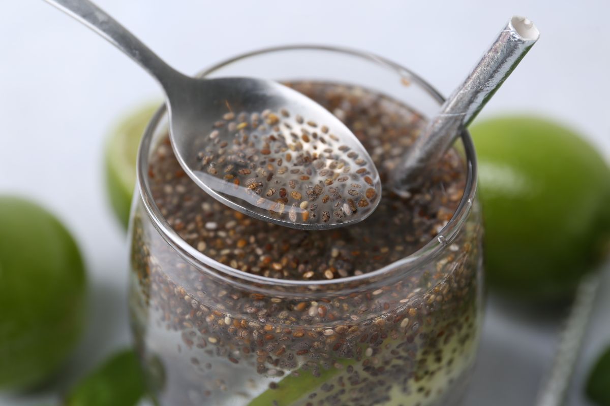 foto colorida de água com chia e limão. nutricionista diz que ajuda no emagrecimento