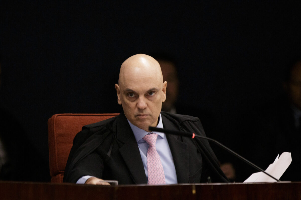 Moraes vota para condenar Bolsonaro e mais 7 réus por trama golpista