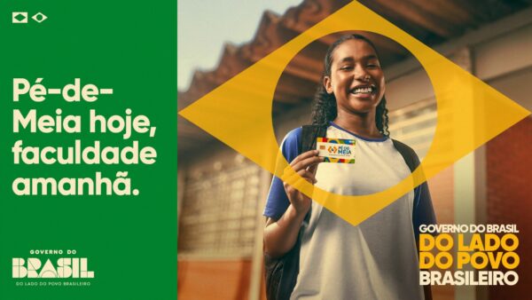 A peça destaca o programa Pé-de-Meia, que oferece ajuda a estudantes de baixa renda.