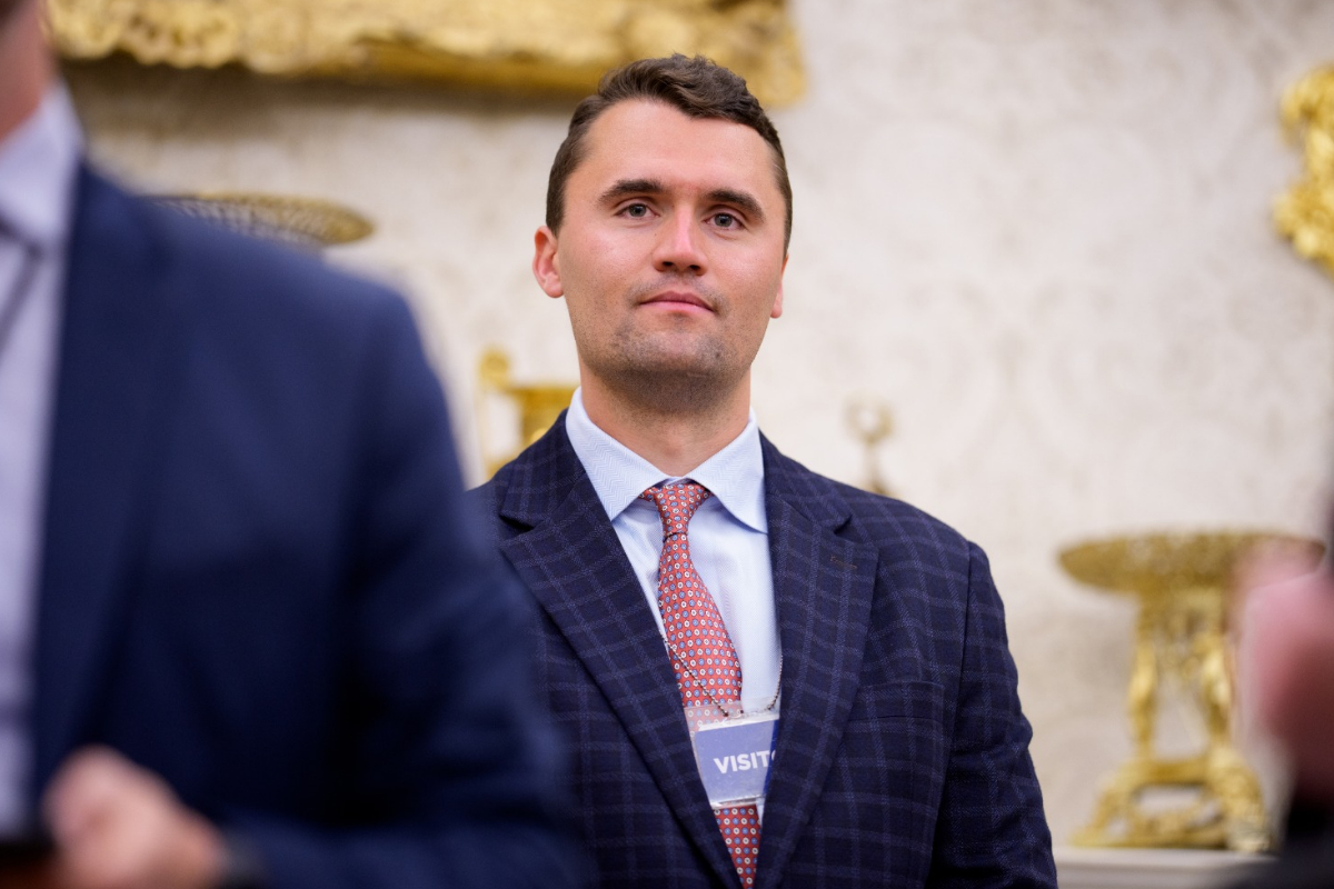 FBI divulga foto de suspeito de envolvimento na morte de Charlie Kirk