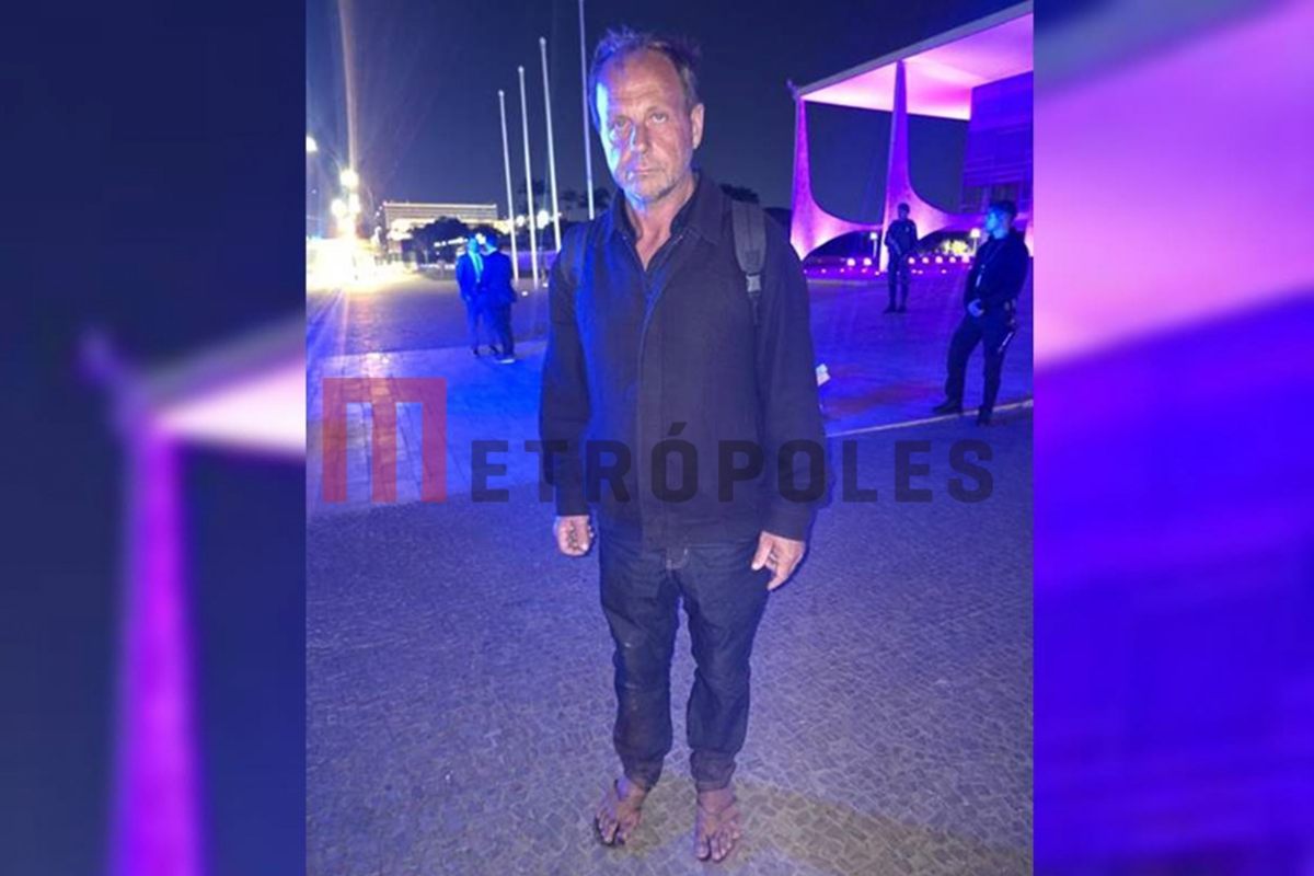 Homem na frente do Palácio do Planalto