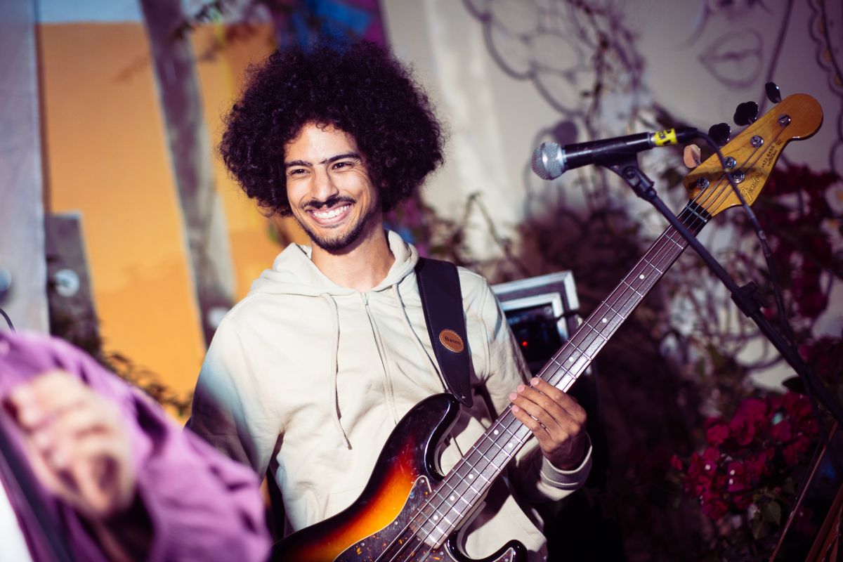 Fotografia colorida mostrando músico tocando contrabaixo-Metrópoles