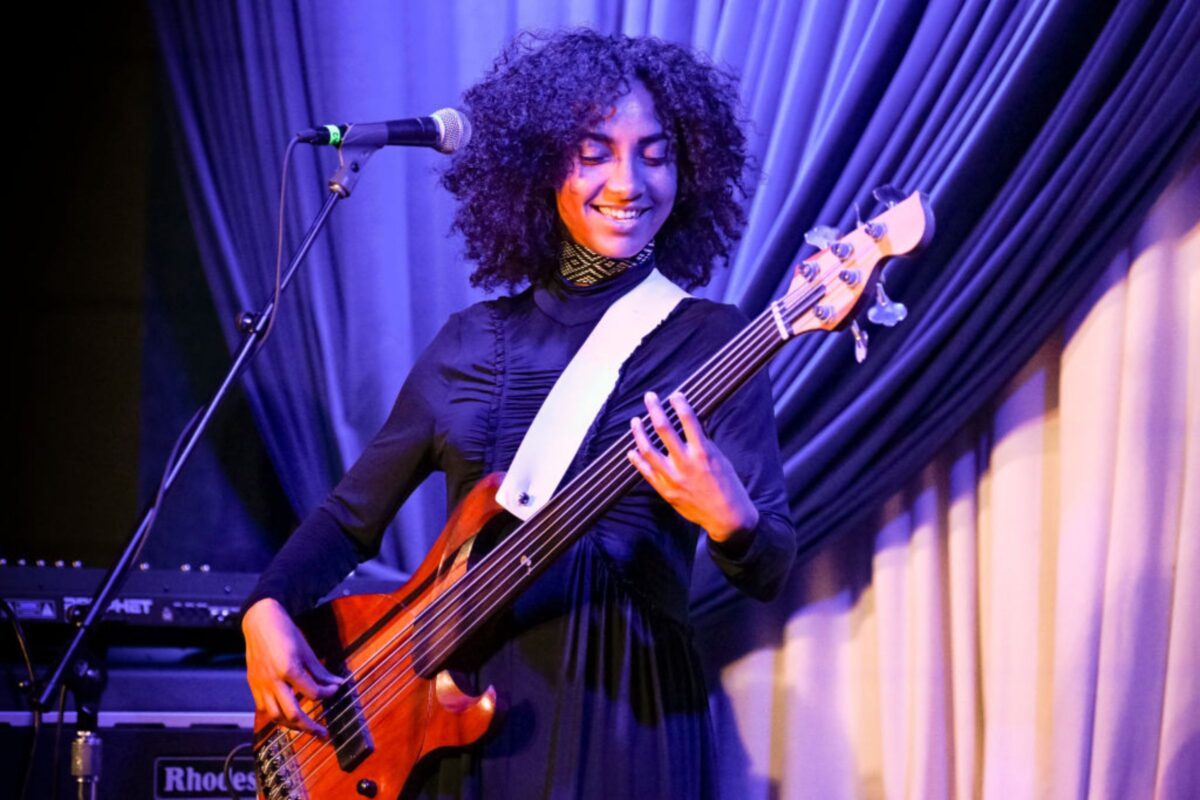 Fãs esperam ansiosos para ver Esperanza Spalding. Ingressos à venda!