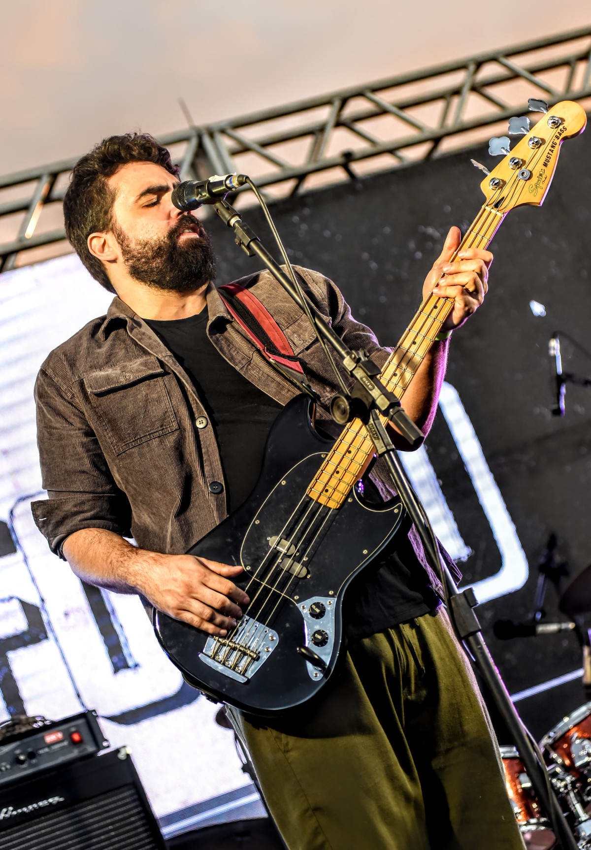 Fotografia colorida mostrando músico tocando contrabaixo-Metrópoles