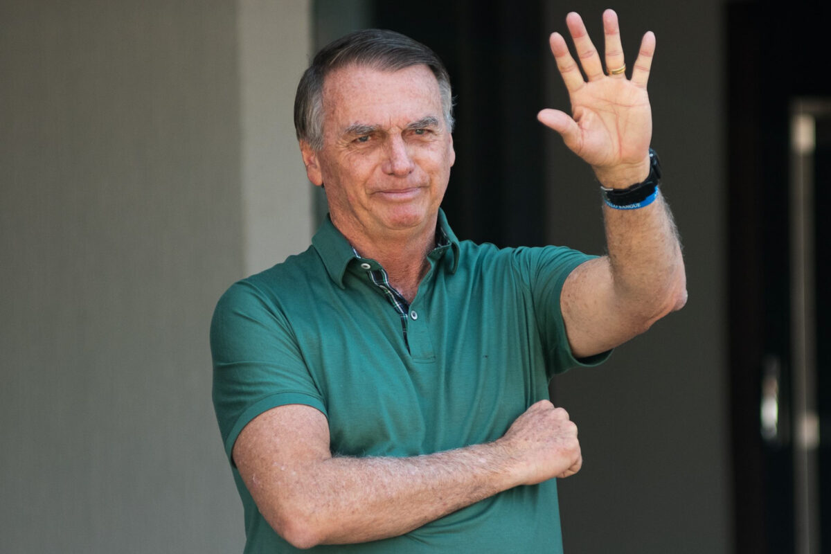 Após condenação, Bolsonaro sai de casa pela 1ª vez para ir a hospital