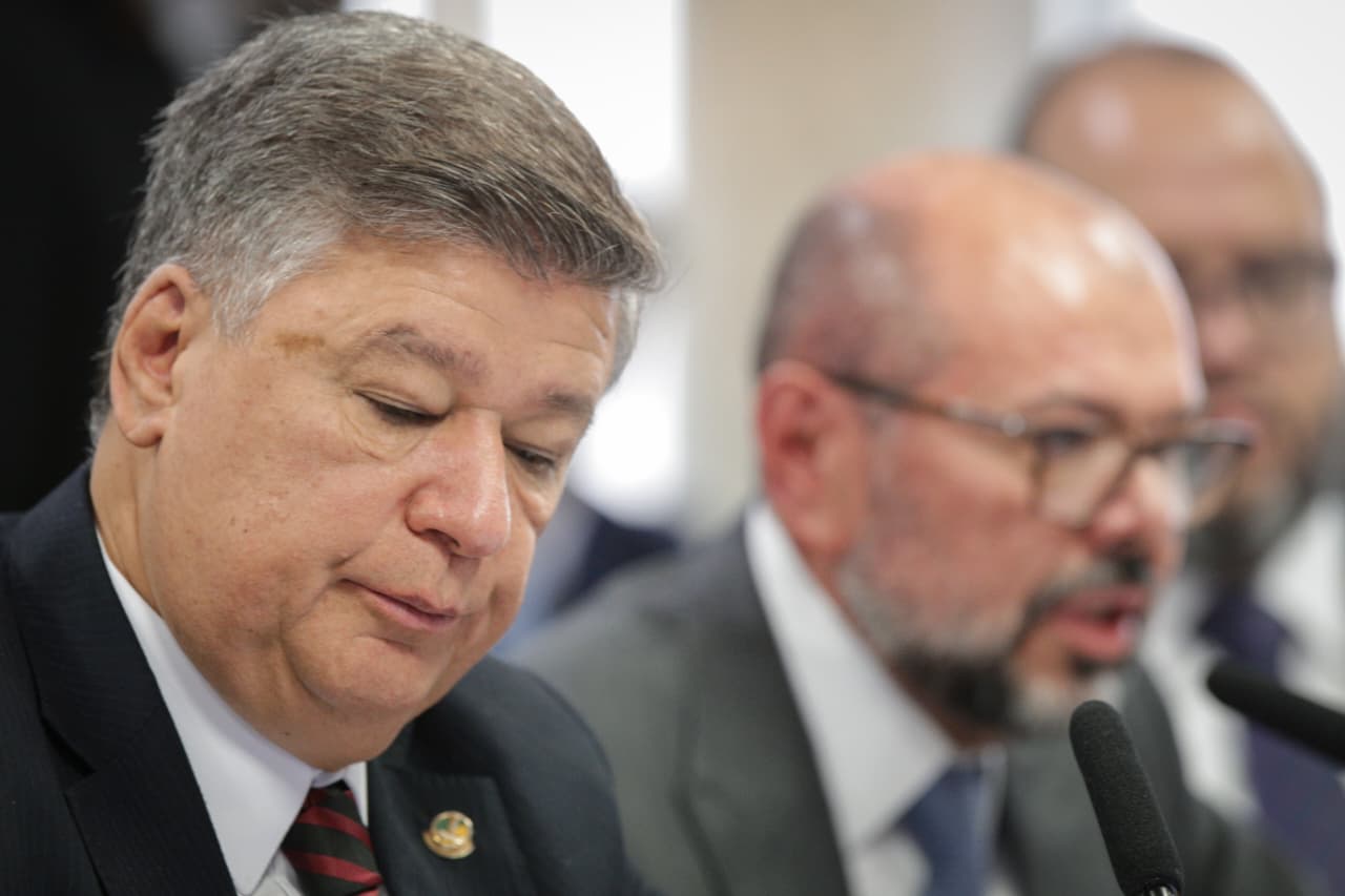 Viana sobre relação de ex-ministro e entidade: “Muita coincidência”