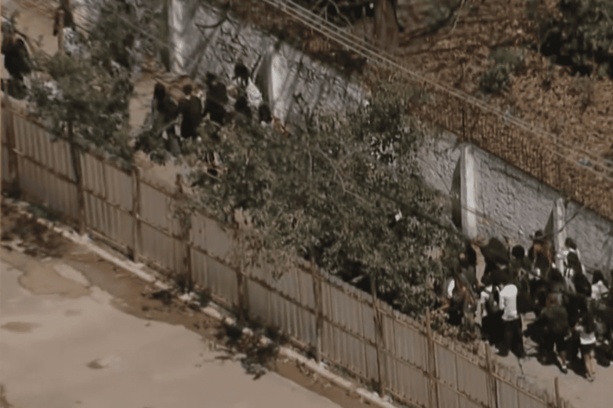 Escola dispensa alunos e funcionários após incêndio em galpão na Lapa