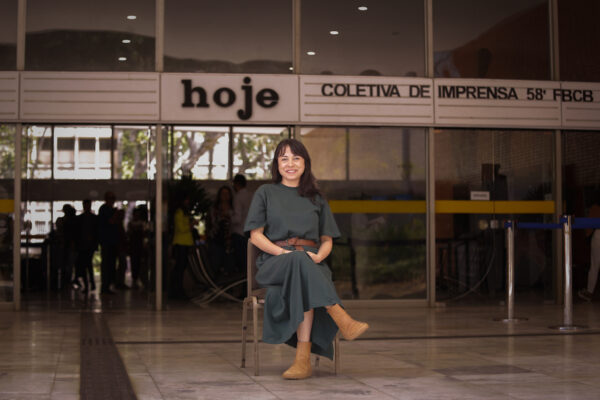 Imagem mostra a diretora-geral do Festival de Brasília do Cinema Brasileiro, Sara Rocha em frente ao Cine Brasília