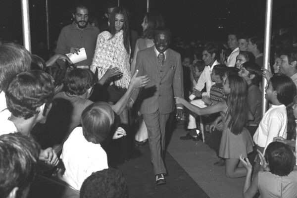 Imagem mostra a chegada do ator Grande Otelo a 5ª edição do Festival de Brasília do Cinema Brasileiro em 1969