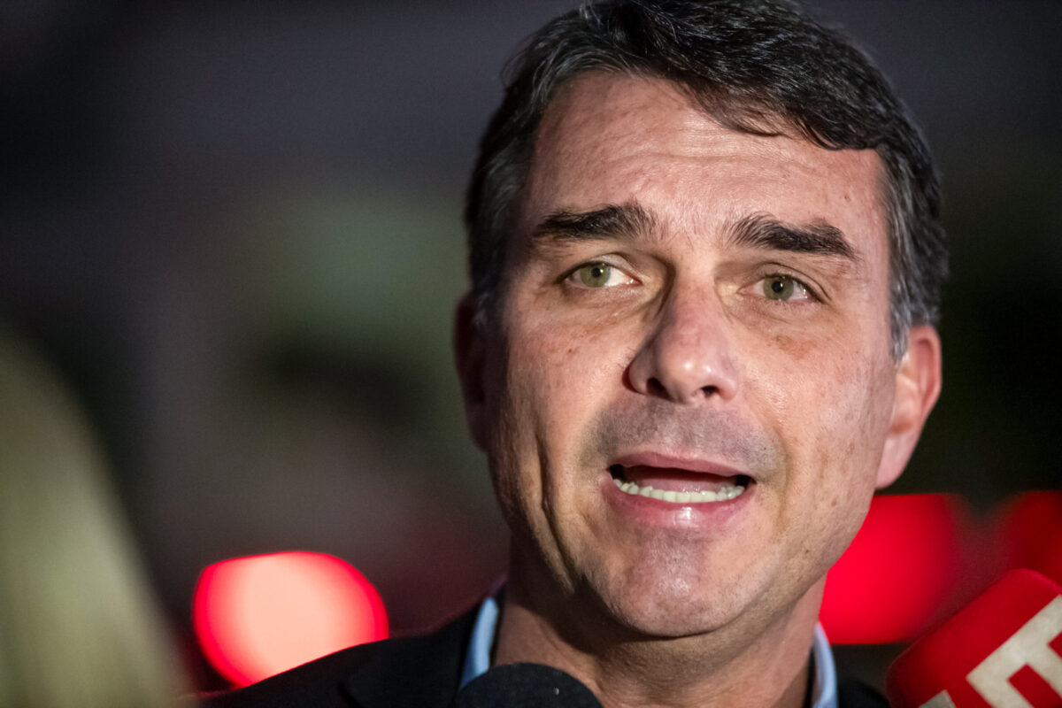 Flávio Bolsonaro diz que pai é um “inocente injustamente condenado”