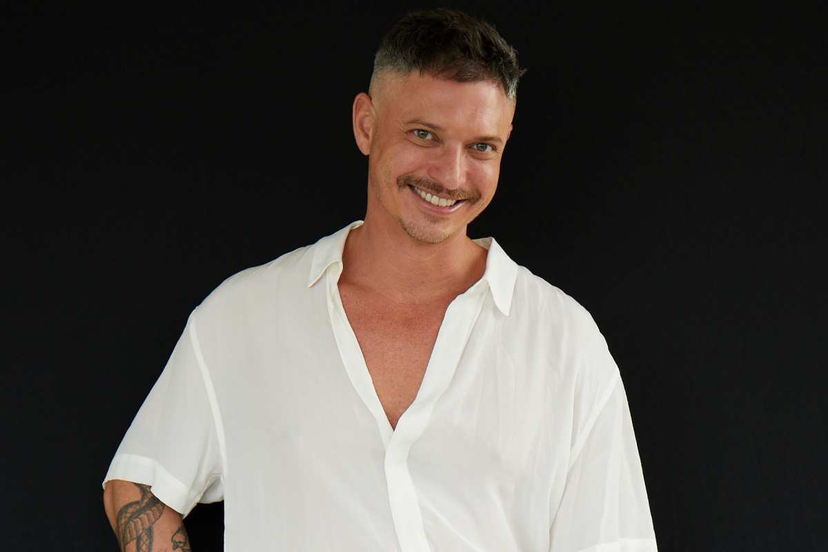 Jorge Grimberg fotografado em fundo preto - Metrópoles