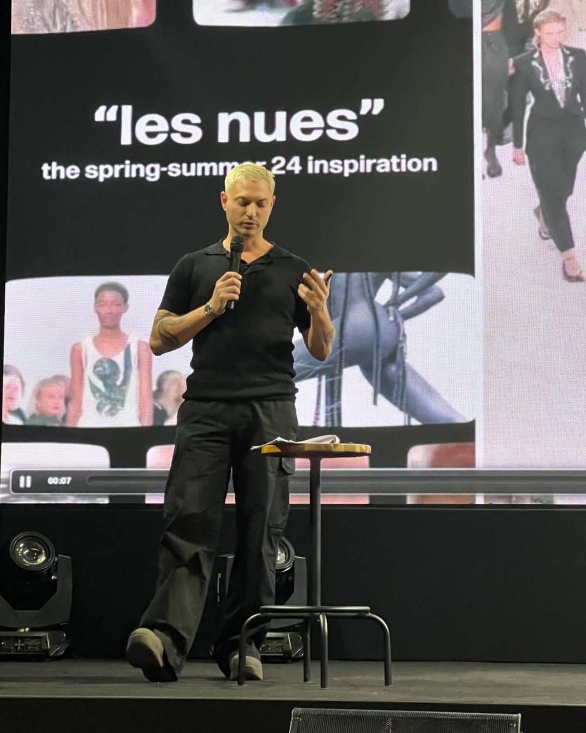 Jorge Grimberg palestrando em evento - Metrópoles