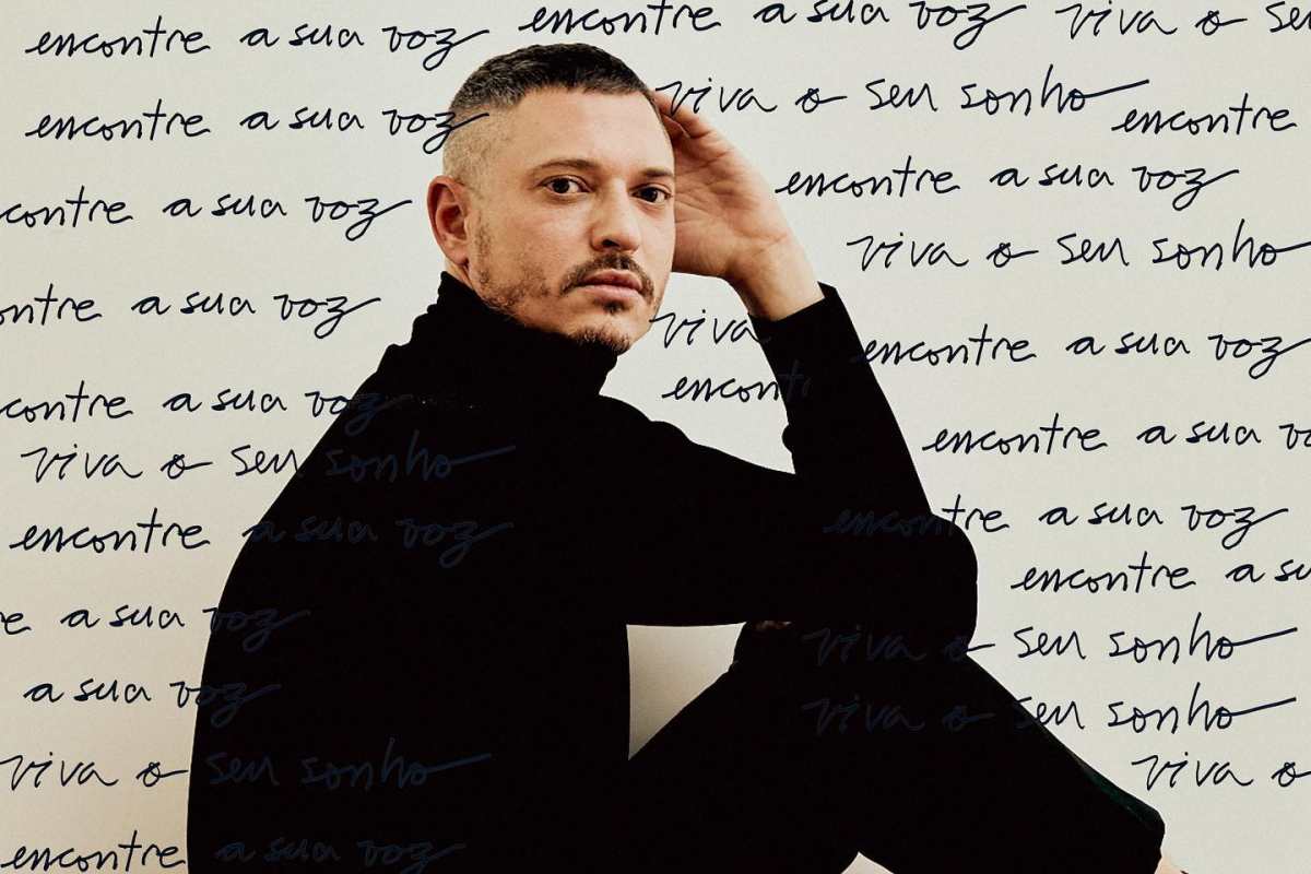 Jorge Grimberg fotografado para montagem com escritos - Metrópoles