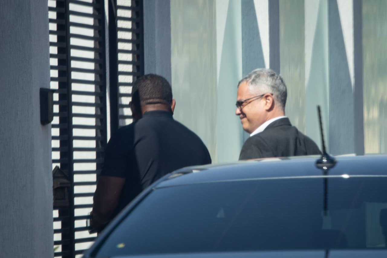 Bolsonaro recebe advogado em casa um dia após condenação no STF