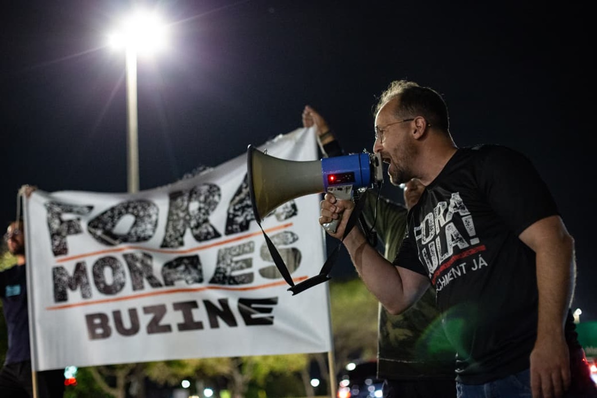 Apoiadores fazem nova vigília no condomínio de Bolsonaro nesta sexta