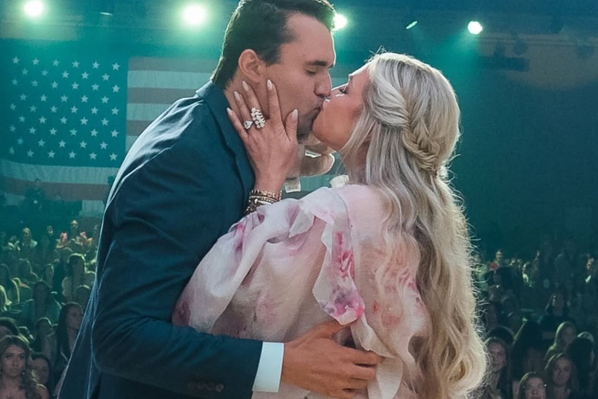 Imagens fortes: viúva de Charlie Kirk choca ao mostrar corpo no caixão