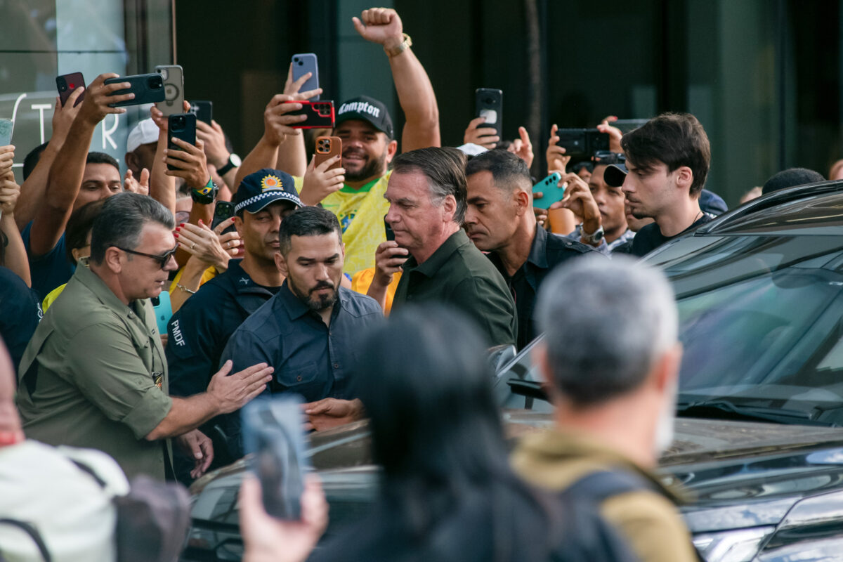 Carlos diz que comboio que levou Bolsonaro ao hospital é “humilhação”