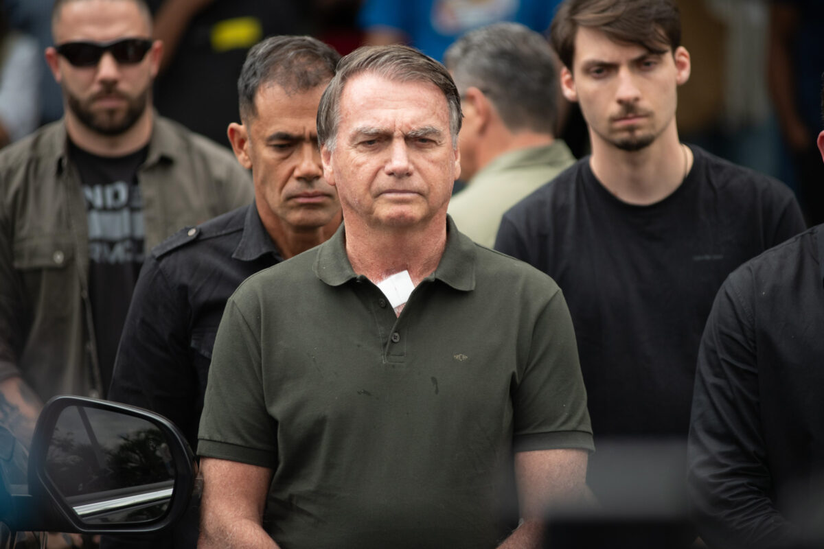 Bolsonaro volta para prisão domiciliar após procedimento médico