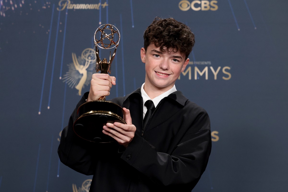 Ator de Adolescência se torna o mais jovem a ganhar um Emmy