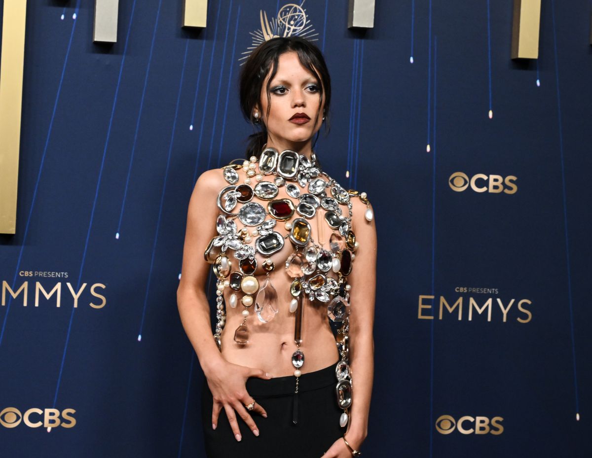 foto com cor. atriz jenna ortega - metrópoles