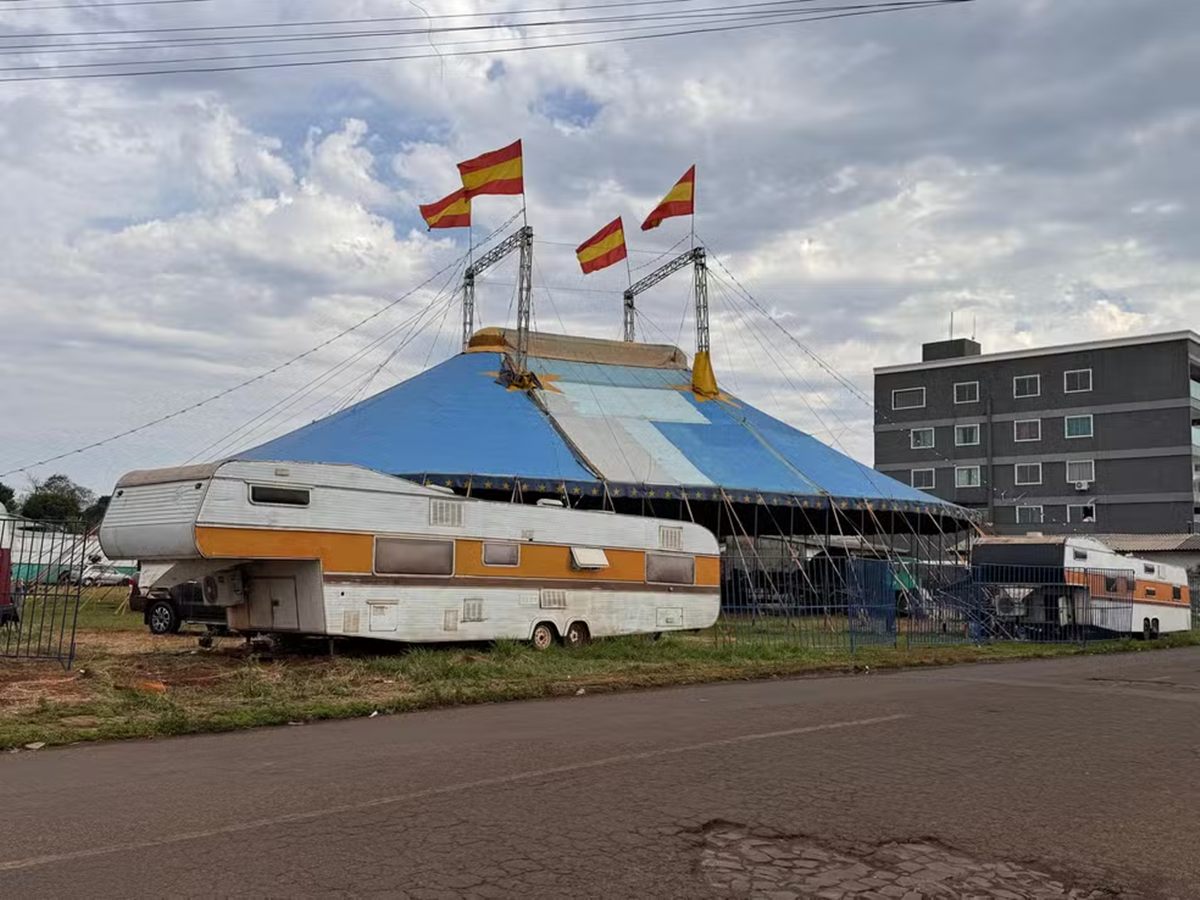 Jovem tem braço decepado por cabo de aço durante desmontagem de circo