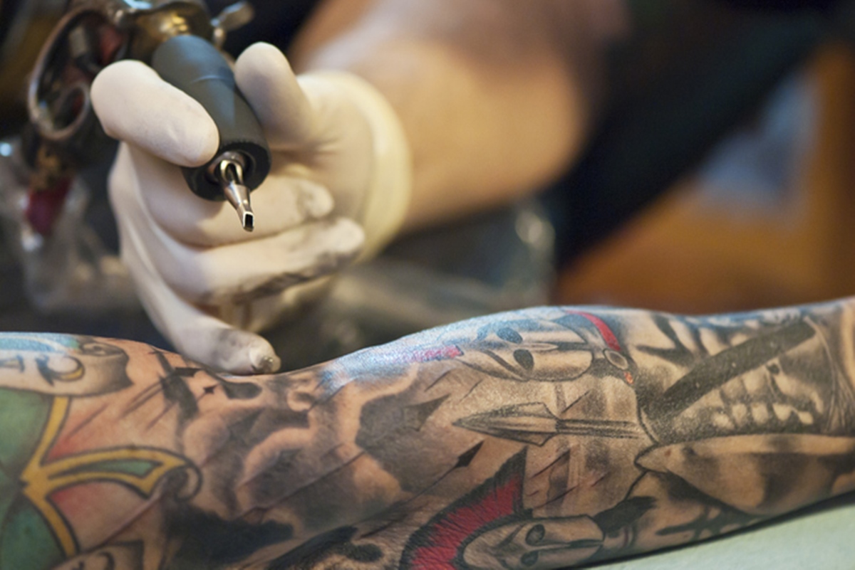 Anvisa suspende venda de anestésico para tatuagem. Saiba qual