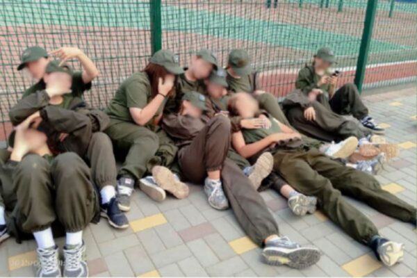 Foto colorida e borrada de crianças que frequentam um dos campos militares russos, onde são submetidas a programas que incluem doutrinação patriótica e treinamento de paraquedistas - Metrópoles