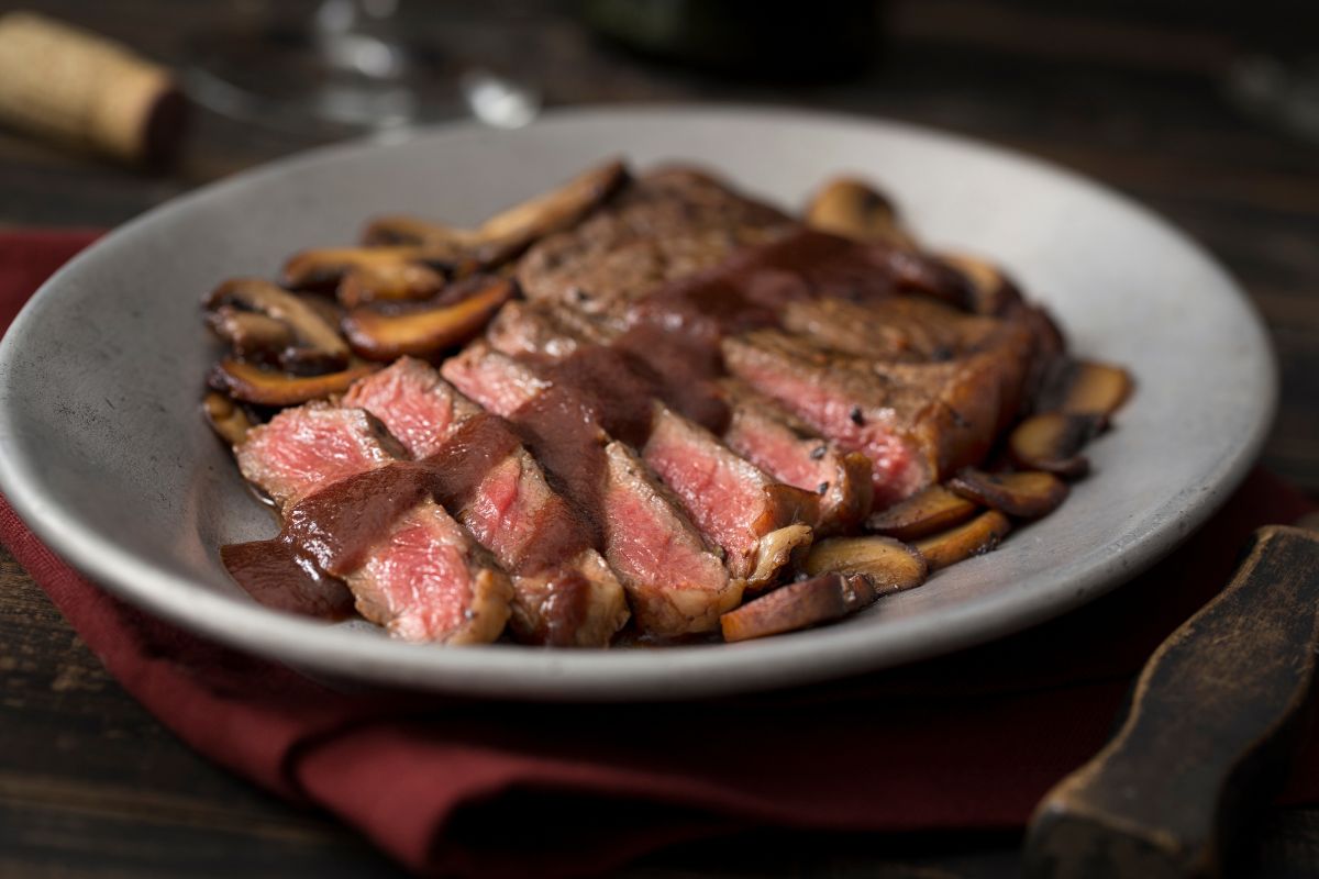 Saia do básico: aprenda receita de bife ao molho de vinho e cogumelos