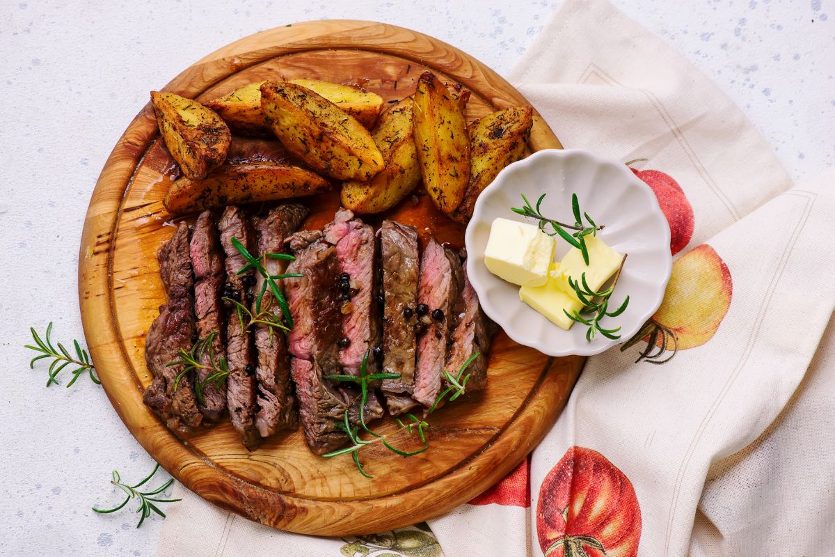 foto colorida bife ao molho de vinho