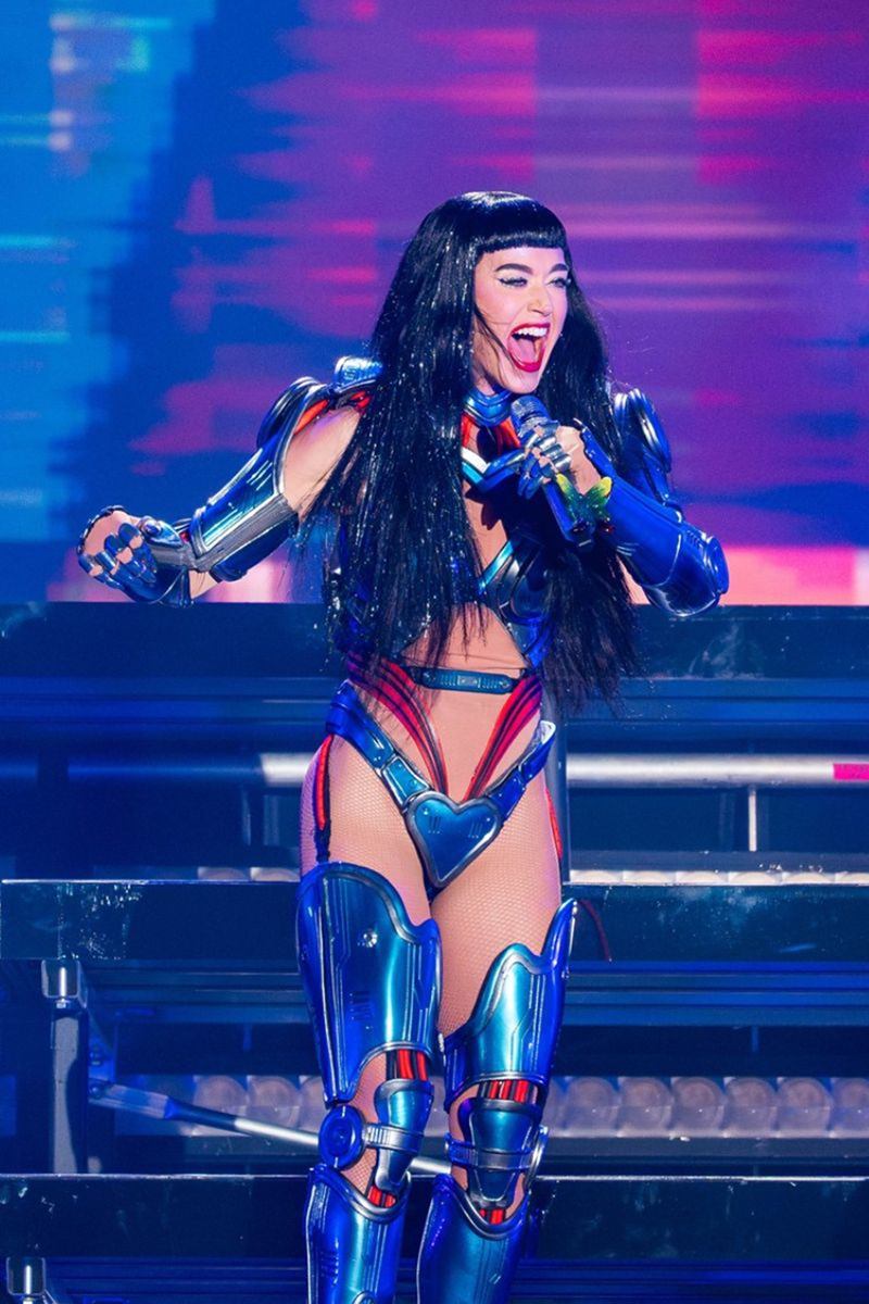 Imagem colorida de Katy Perry em cima do palco do The Town