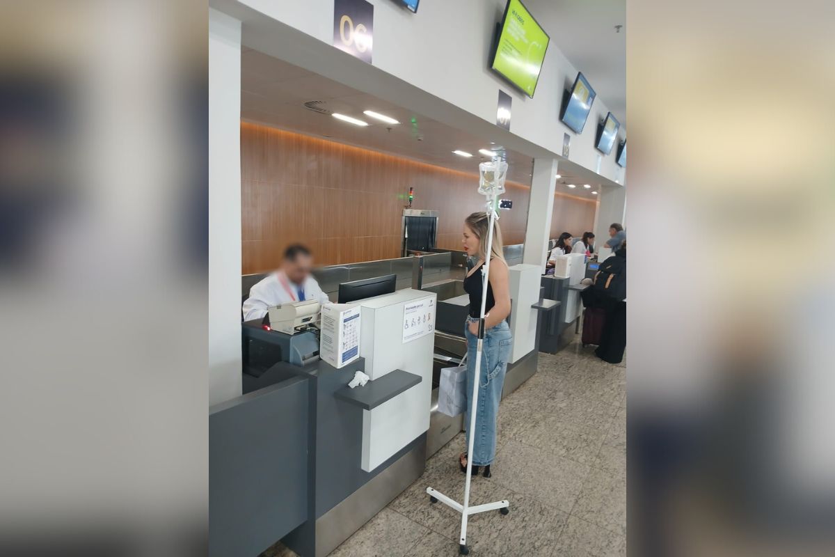 Influencer diz que perdeu voo por ser impedida de embarcar com soro