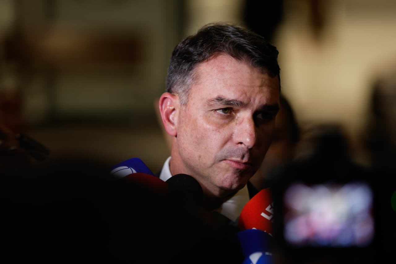 Flávio Bolsonaro insinua que Moraes é “terrorista” e pede trégua