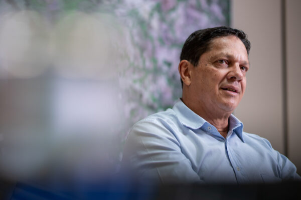 homem branco executivo falando 