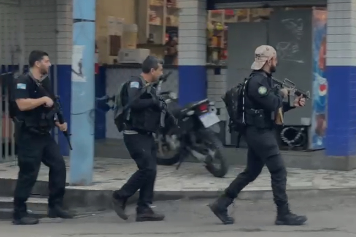 Vídeo: milicianos presos durante festa no RJ com armamento pesado