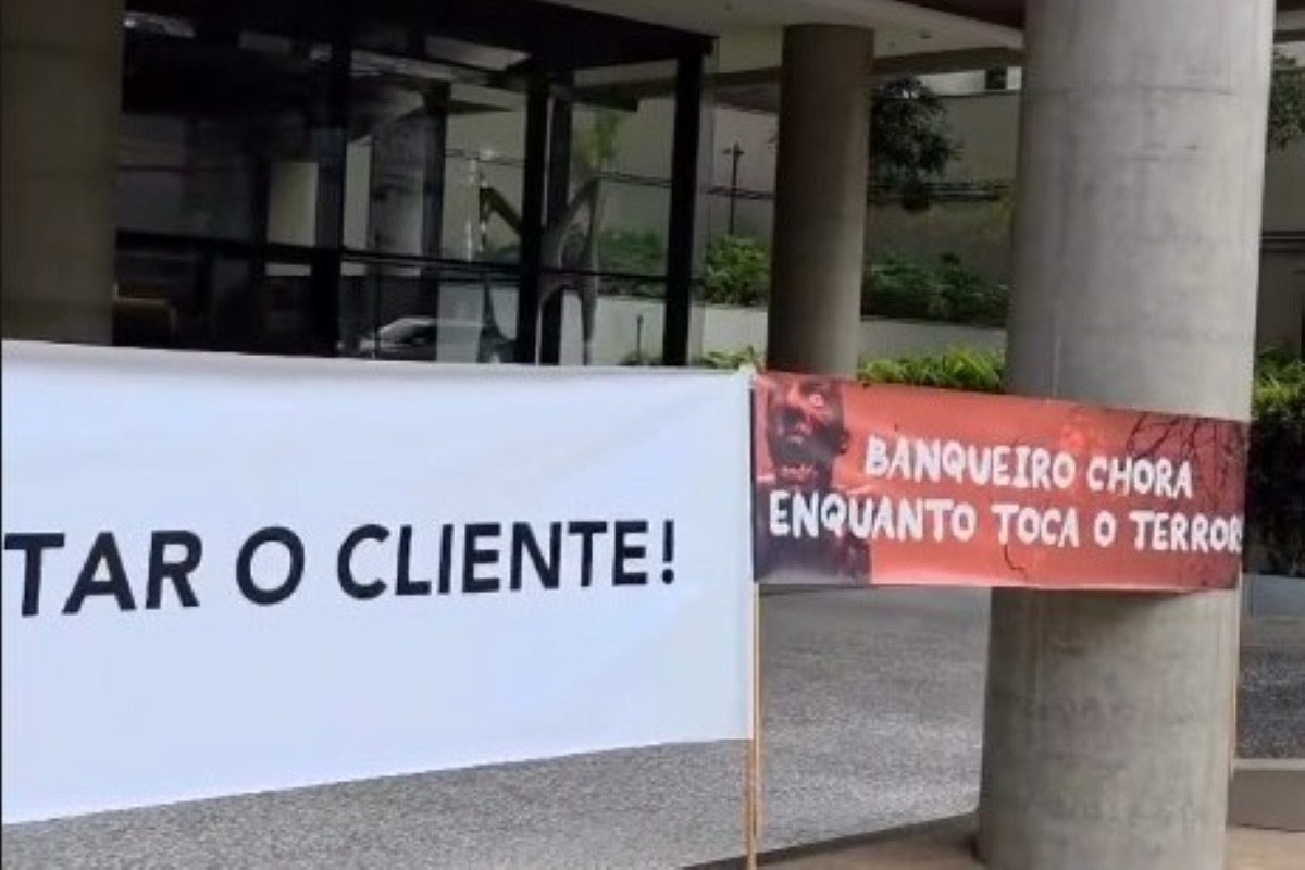 Sindicato dos Bancários faz protesto contra demissões em massa no Itaú