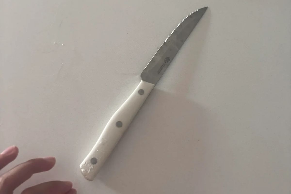 foto colorida de faca branca