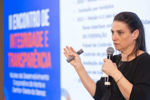 Mulher branca dando palestra