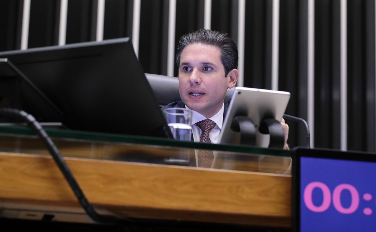 Motta fecha contrato de R$ 5 milhões para melhorar imagem da Câmara